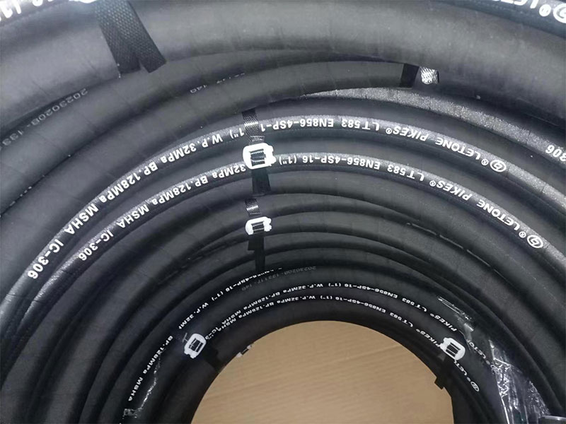 Structure and characteristics of material conveying hoses