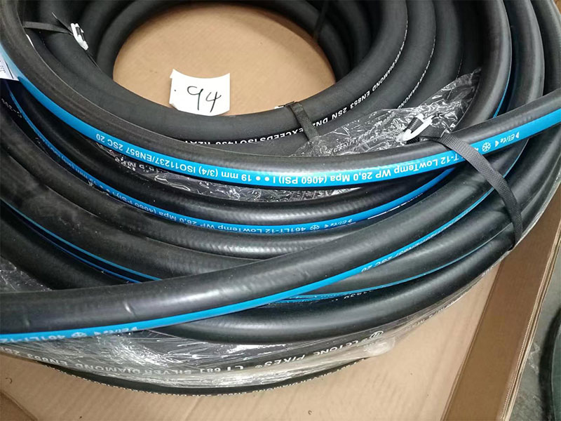 Wear-resistant flexible hose ID42mm 1.8MPa for sand and gravel conveying.